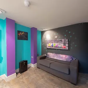 Funky By The Pier, 3 Bedrooms, Sleeps 10 Apartment